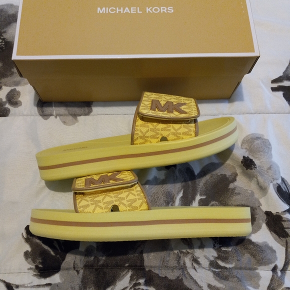 Michael Kors MK Platform Slide Sandals - Picture 4 of 12